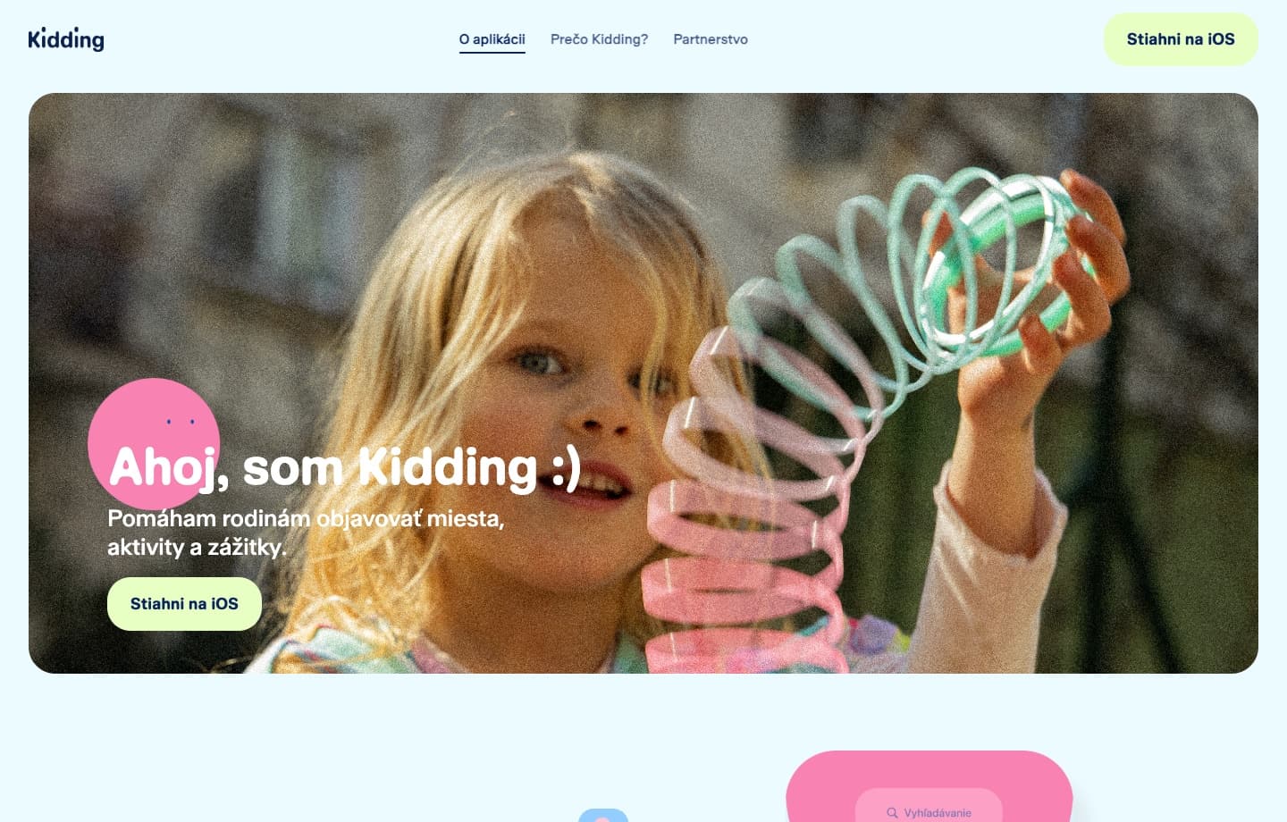 Kidding landing page with a child playing and a link to the iOS app